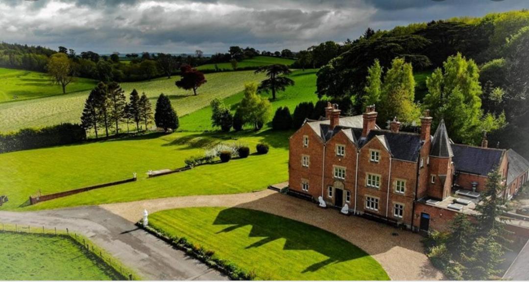 The Stables At Eriviat Hall Henllan  外观 照片